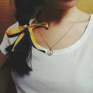 girl with necklace